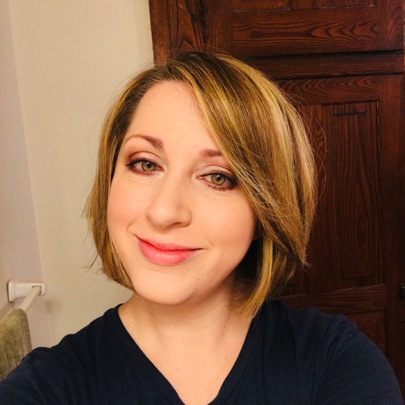 Meet your Posher, Lara - Picture 1 of 1